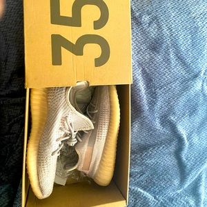 yeezy synths minor damage can be cleaned